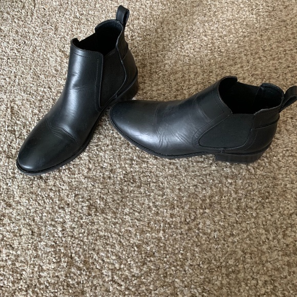 Steve Madden Shoes - Steve Madden Black leather boots
